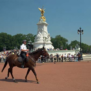 Londyn. Turyści przed Quuen Victoria Memorial w oczekiwaniu na zmianę warty przed Pałacem Buckingham